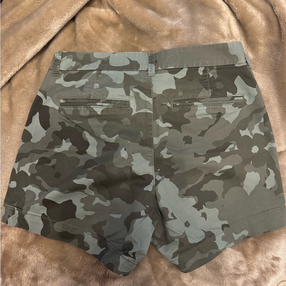 Old Navy Women's Camouflage Shorts - Olive Green & Gray - Picture 3 of 4